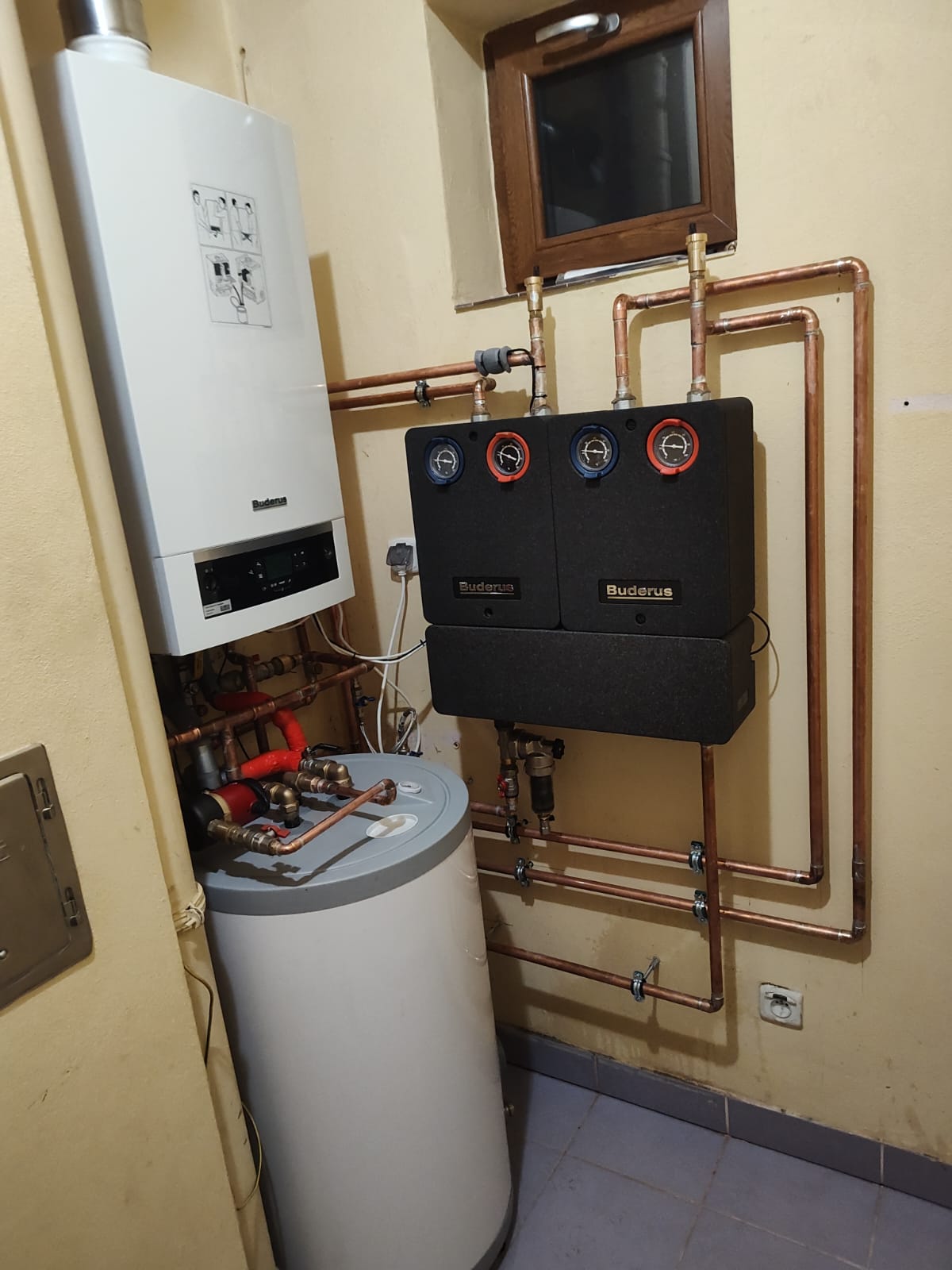 Kotłownia z kotłem Buderus i rozdzielaczami pompowymi - TOMEX