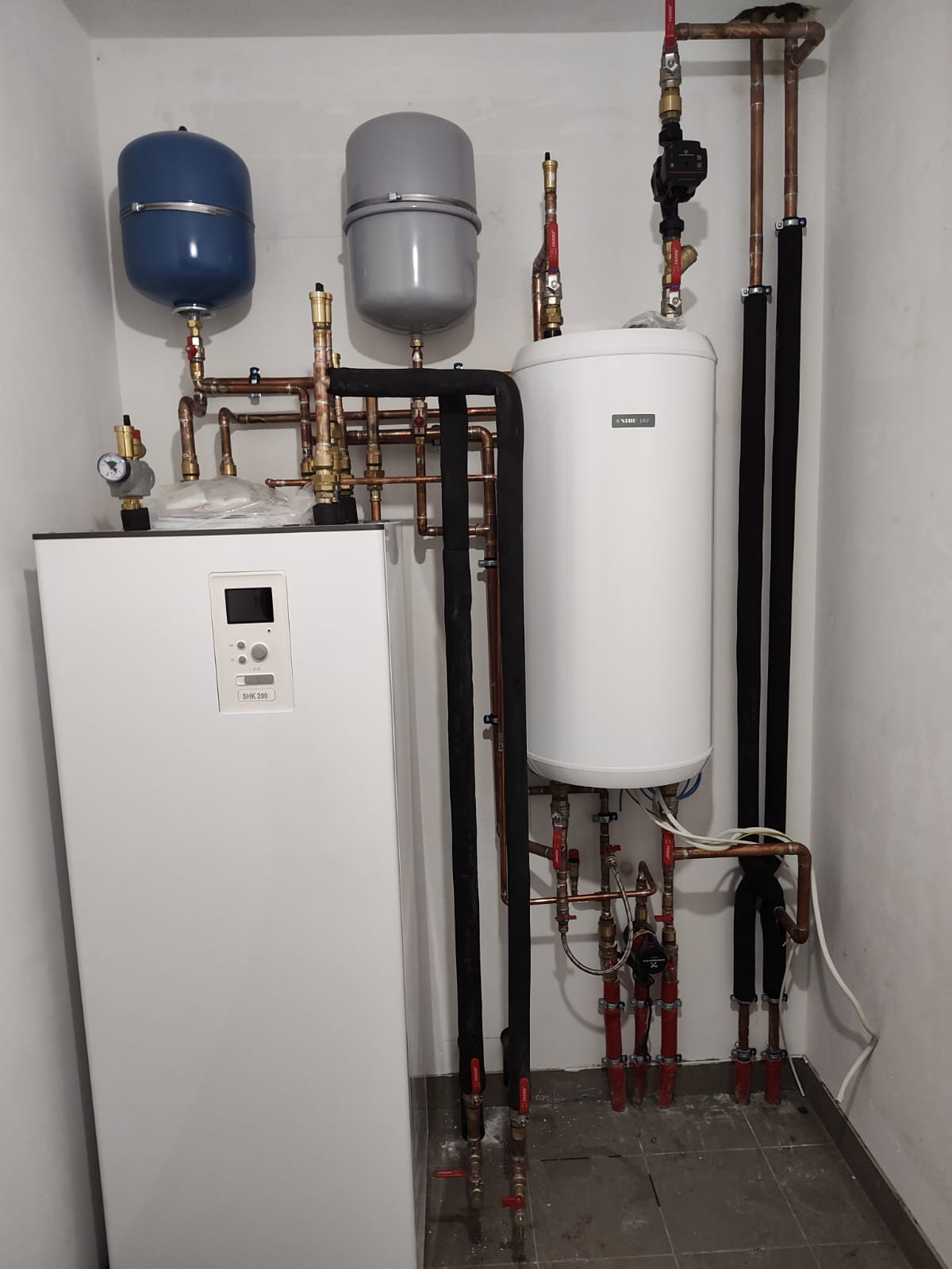 Kotłownia z wewnętrzną jednostką pompy ciepła i zasobnikiem CWU - TOMEX