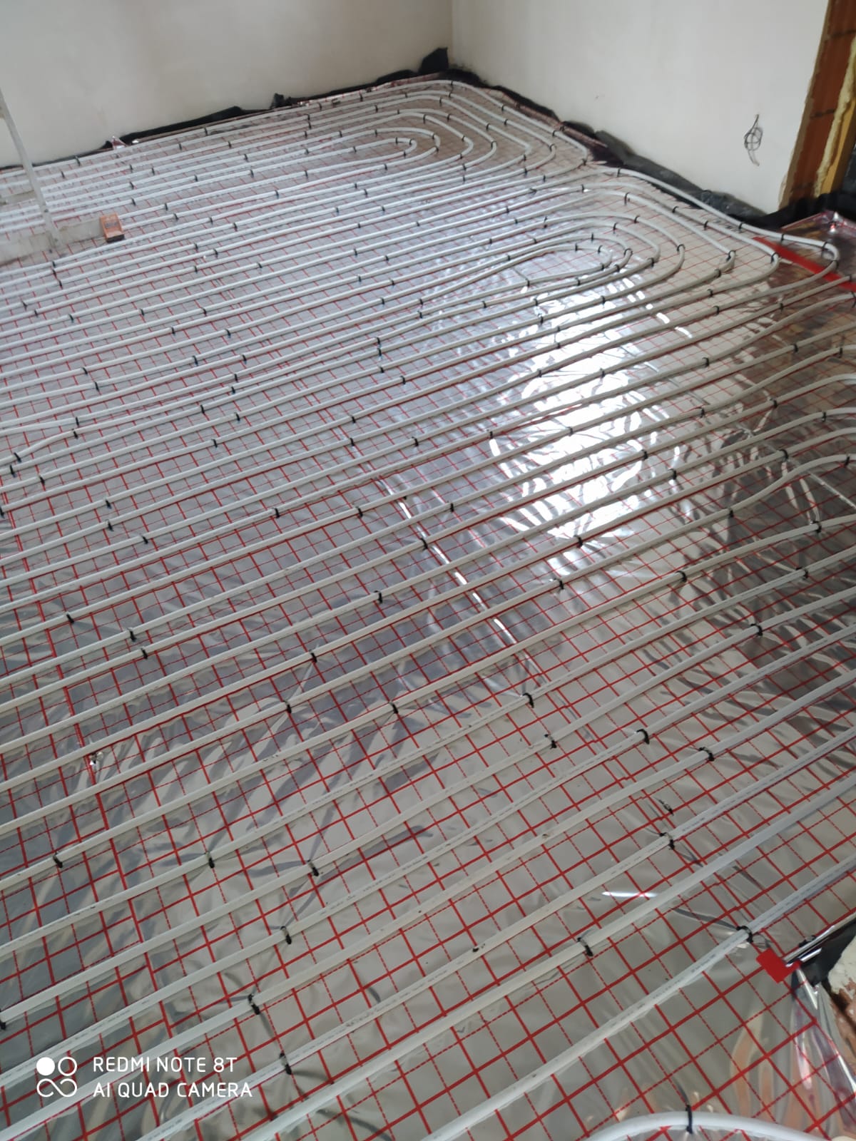 Układanie rur ogrzewania podłogowego na folii izolacyjnej - TOMEX